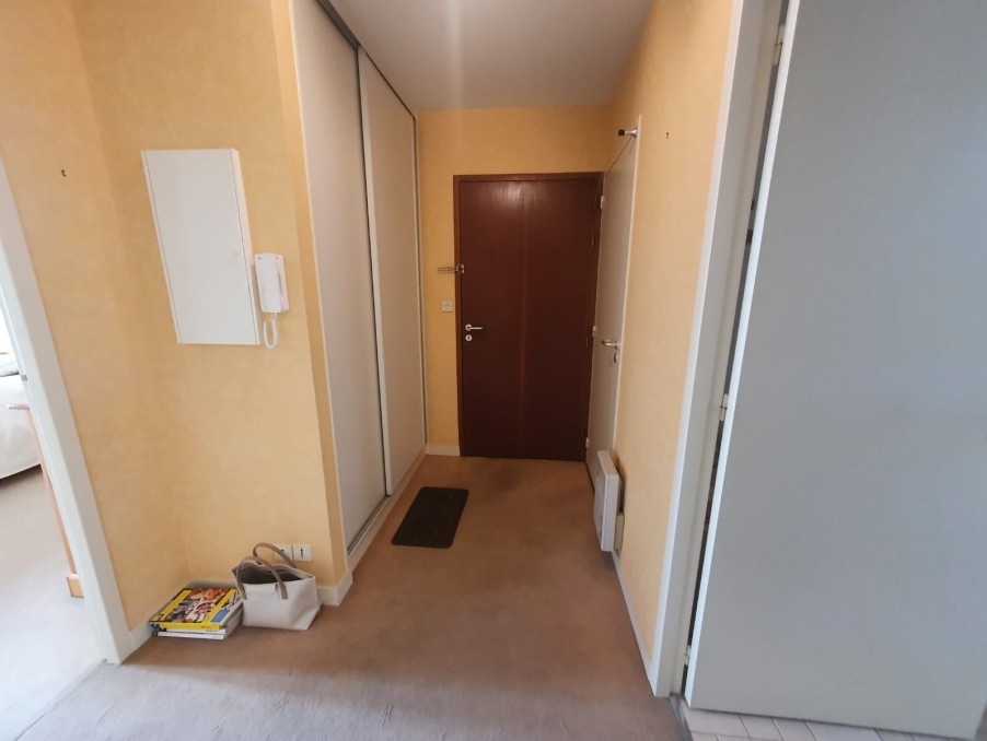 Appartement-T2-meublé-037-LaRiche-entrée